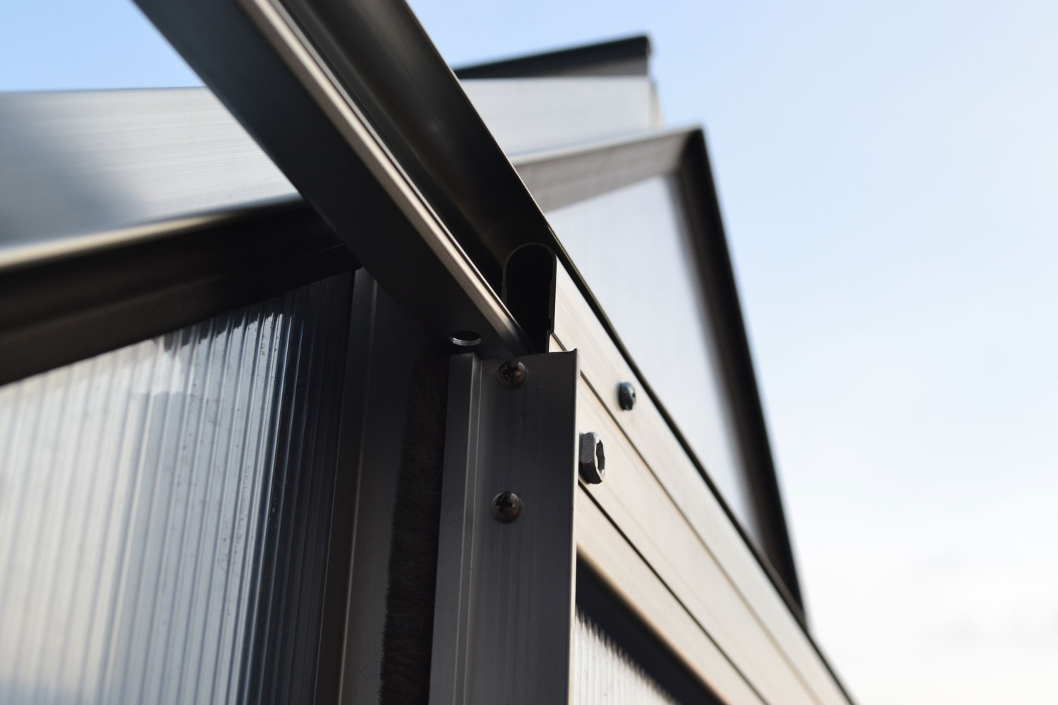 Gewächshaus Eos im Sonderangebot 4600 mit Satteldach, Farbe: Aluminium eloxiert, verglast mit: Hohlkammerplatten (HKP)