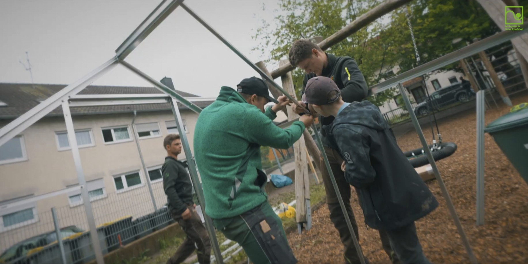 Schulgarten Meckenheim : Aufbau des Gewächshauses mit vereinten Kräften von Groß und Klein