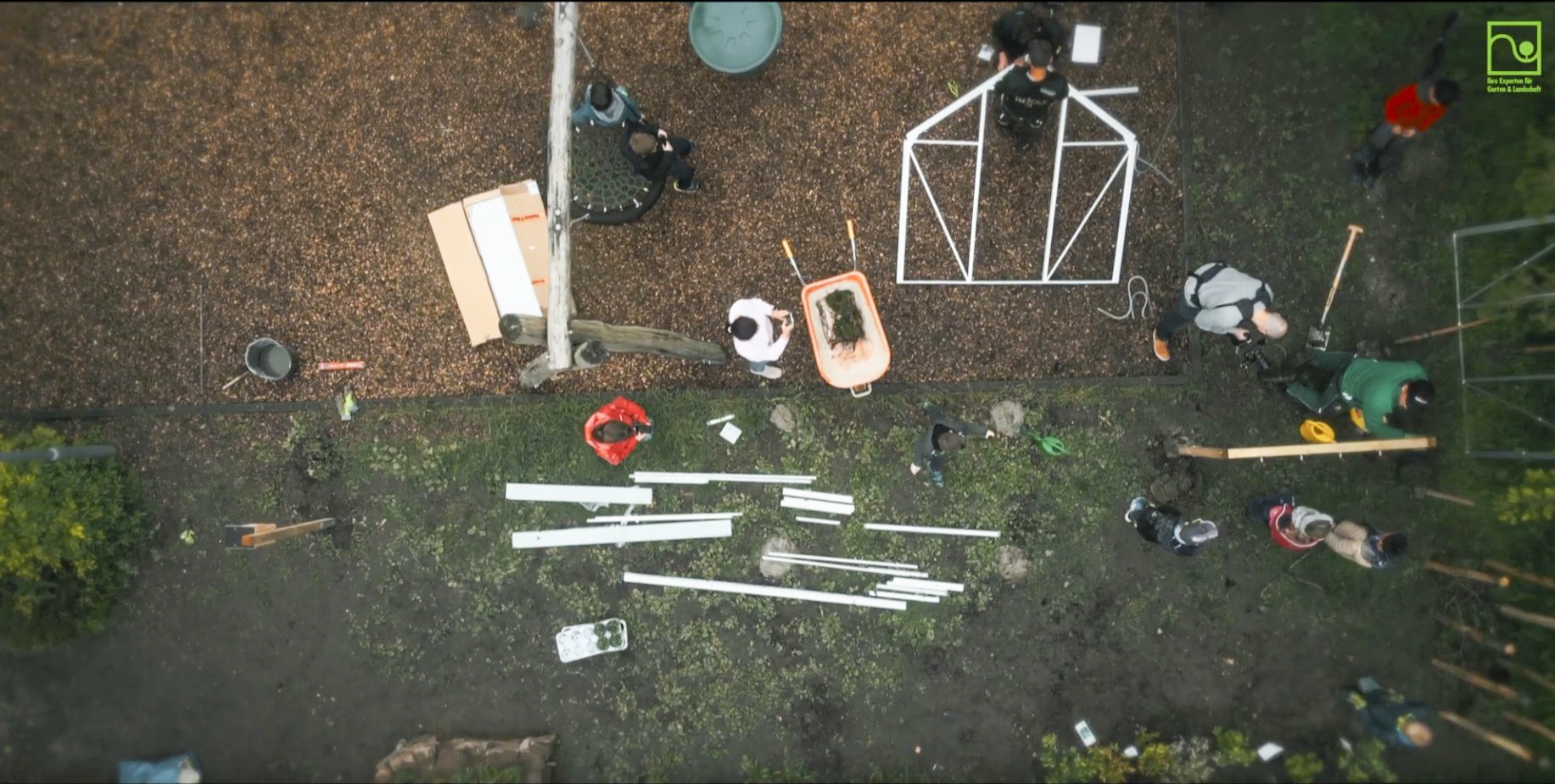 Schulgarten Meckenheim: Sicht von oben des Gewächshausaufbaus
