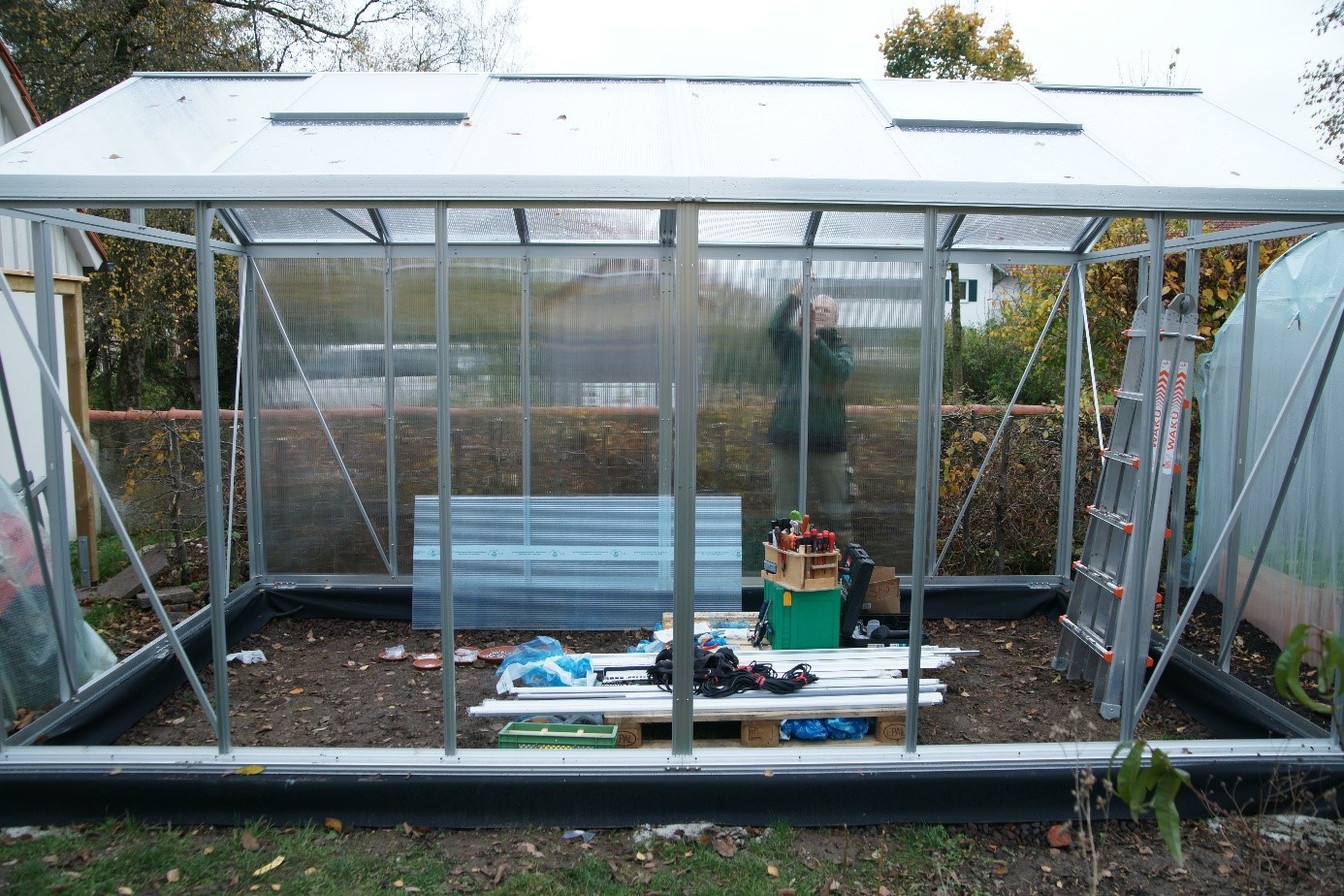 Gewächshaus Zeus im Aufbau unter Freiem Himmel