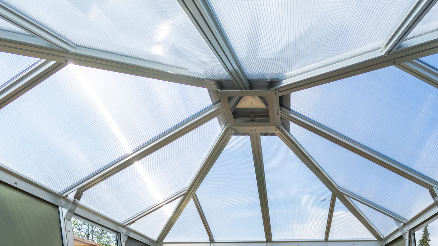 Gerätehaus Universum 10200 mit Pavillondach, Farbe: Aluminium eloxiert, verglast mit: Sicherheitsglas (ESG)